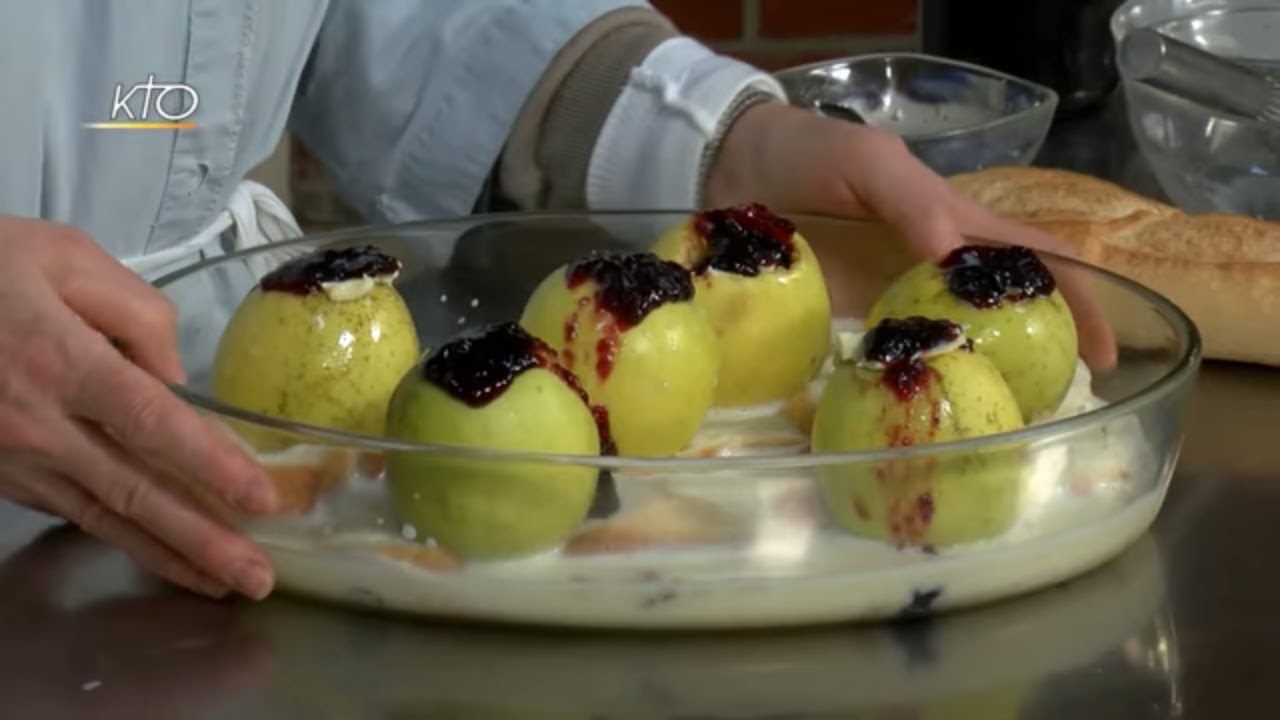 Рыба в соусе «мусийандез», морковь в горшочке, хлебные яблоки