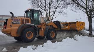 Case 621F Wheel Loader Plowing Heavy Wet Snow in Montreal - April 2024