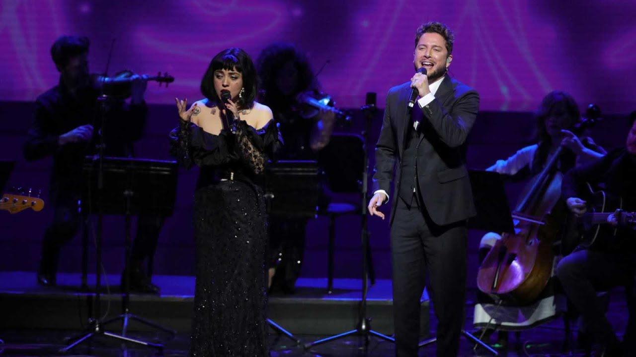 Manuel Carrasco y Mon Laferte cantan 'Dispara lentamente' en los #PremiosOdeon2020