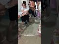 一男生假装女生进入女澡堂偷拍被发现 现场女生将其制服后被保安扭送公安机关 一男生假装女生进入女澡堂偷拍被发现 现场女生将其制服后被保安扭送公安机关