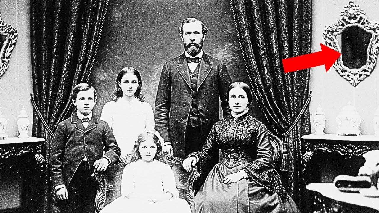 Это был всего лишь портрет знатной семьи, но деталь в зеркале раскрыла их темную тайну.