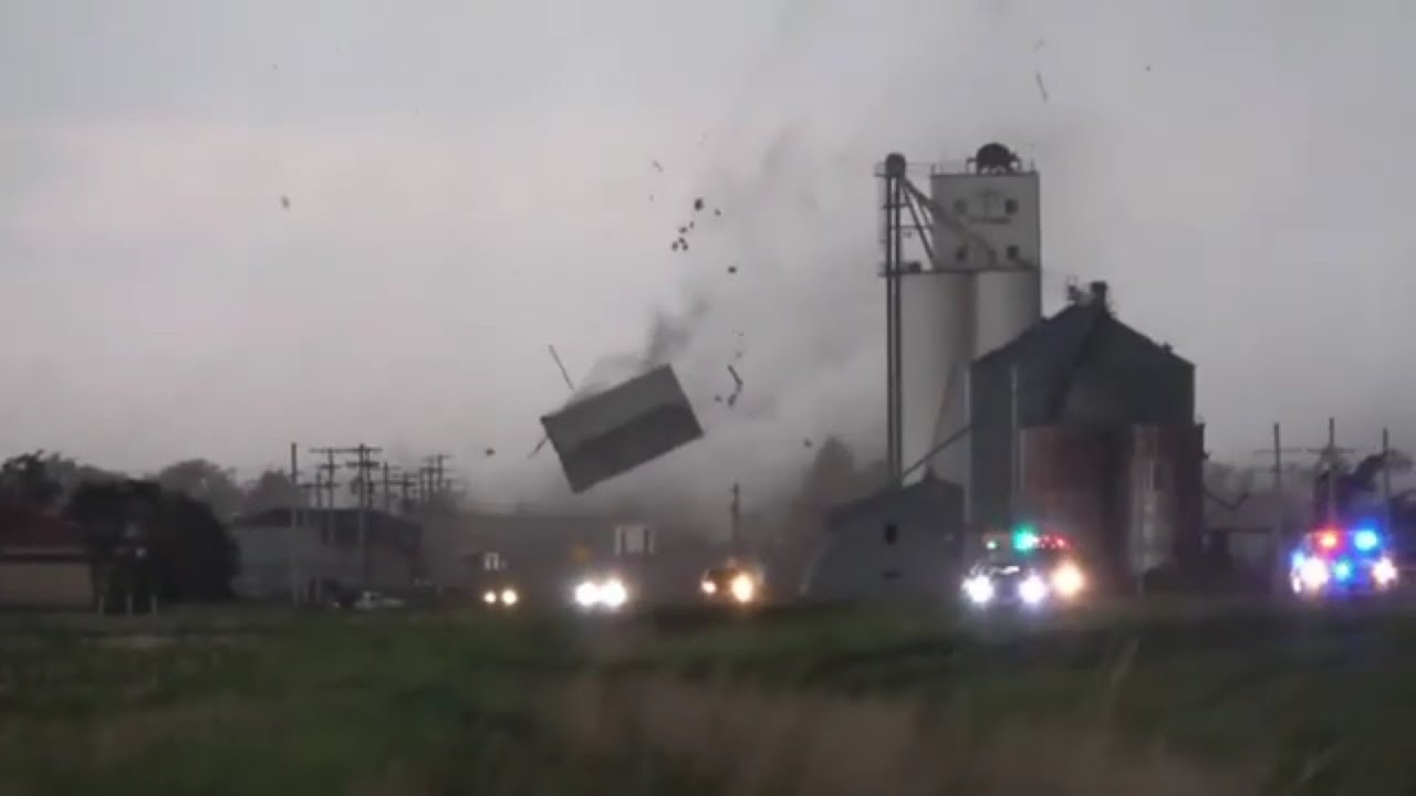 Разрушительный торнадо промчался по городу Селден, Канзас Kansas 