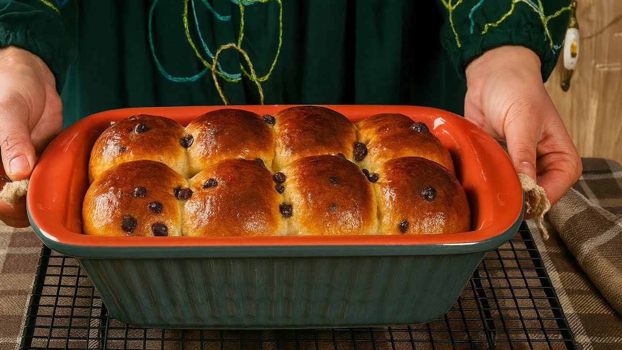 Melt-in-Your-Mouth Chocolate Chip Brioche Rolls – Super Soft & Fluffy Homemade Bread!
