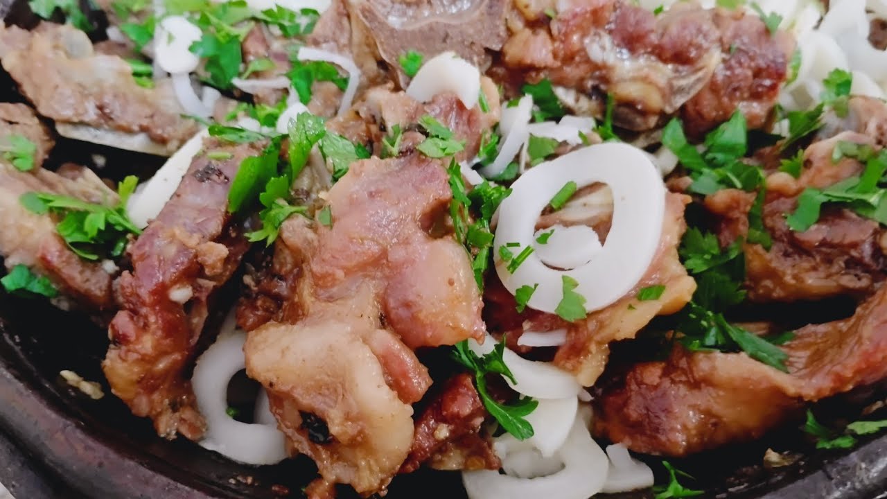 Guisado de pescoço de cordeiro na cerveja finalizado com broto de bambu e cheiro verde 😋