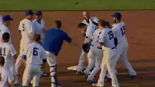 Kyle Schwarber doubles in the winning run