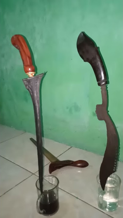 keris kujang berdiri keseimbangan