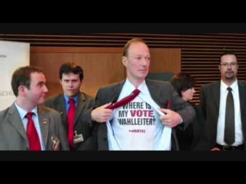 Martin Sonneborn ( Die Partei ) spricht vor dem ...
