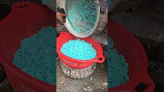 How a colorist paints T-shirts and Punjabi buttons