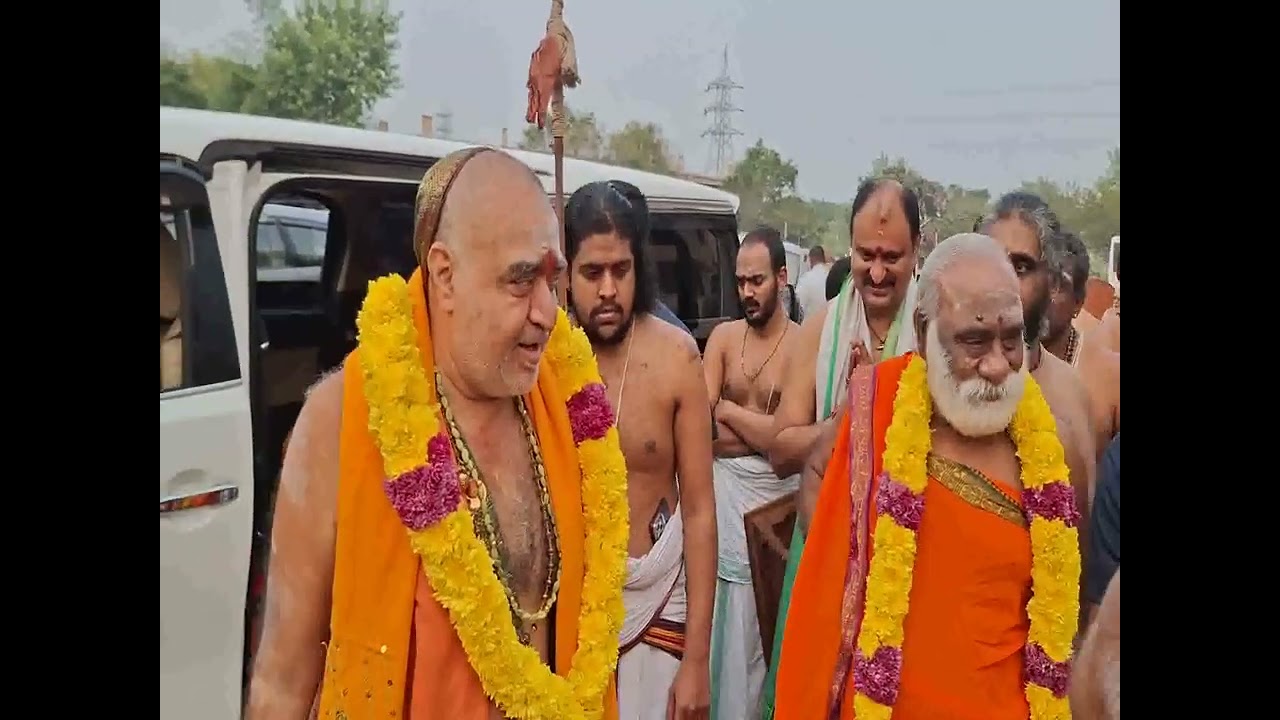 kanchi sankaramadathil mattu pongalகாஞ்சி சங்கராச்சாரியார் தலைமையில் மாட்டுப்பொங்கல் விழா