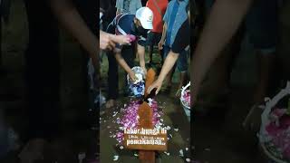 Tabur Bunga Di Pemakaman shorts