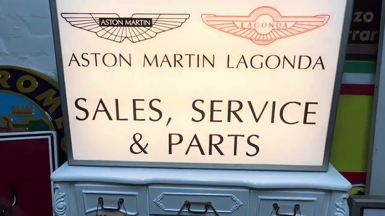 アストンマーティン・ラゴンダAston Martin Lagonda 両面看板 超がつくほどマニアック！ レトロフューチャーなアストン