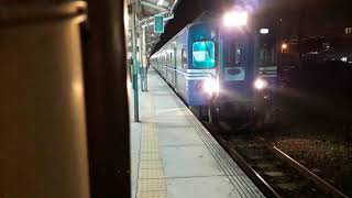 3217次區間車EMU500型(556有階車+571無階車)離開台南站(2B月臺，因為6901次在2A月臺)；有階跟無階聯掛