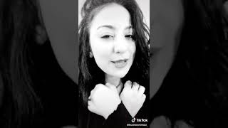 Her Yer Karanlık Ama Çiçek Kız Buse