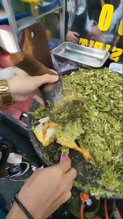 Pembuatan Ayam Penyet Tradisional Indonesia yang Luar Biasa dengan Cabai Hijau Tumbuk #shorts #shortsfeed