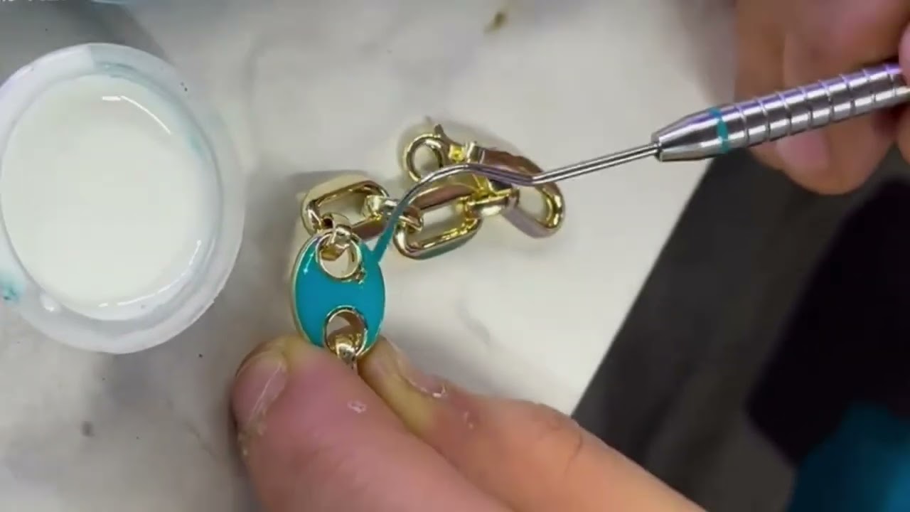 Combine K-gold with resin,a sophisticated fusion of traditional luxury and modern artistic freedom.