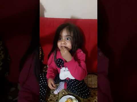 Çilek yemesiyle fenomen olan küçük kız 😊