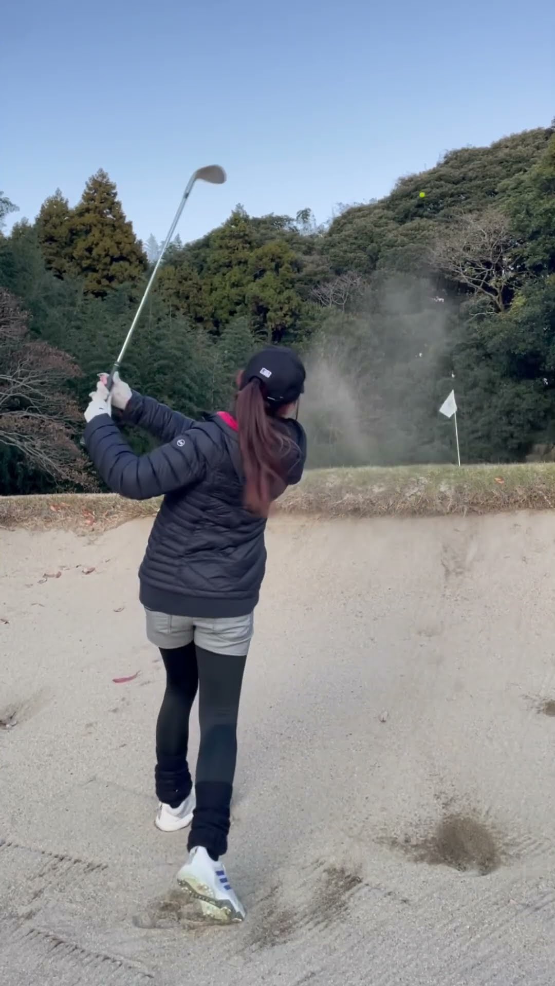 冬場はアプローチよりバンカーなら攻める方が確率良いのは芝生が薄くなってきているからね #golf