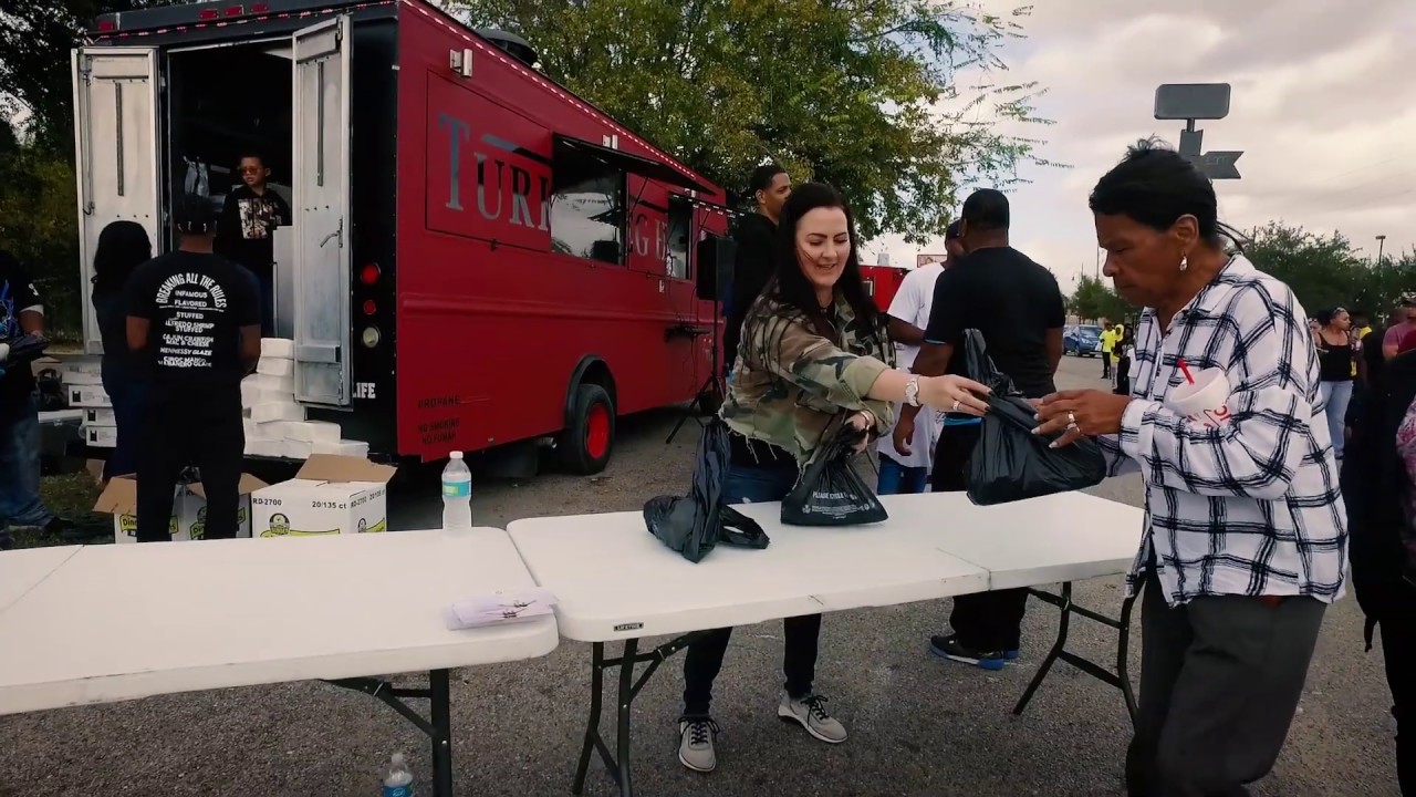 The Turkey Leg Hut Gives away 3000 Turkey Legs YouTube