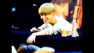 160228 SHINee Taemin playing with babies @Fansign IFC Yeouido Mall North Atrium