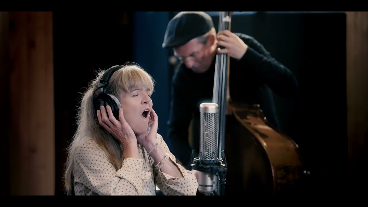 Ver Carmen Gomes Inc. plays 'Long Lost Love'. A 'One Mic' DSD256 Recording no YouTube Ver Carmen Gomes Inc. plays 'Long Lost Love'. A 'One Mic' DSD256 Recording no YouTube