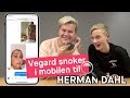 Vegard snoker i mobilen til Herman Dahl