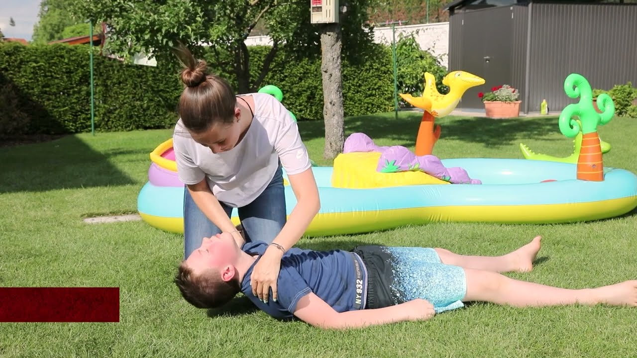 Kindernotfälle: Einem reglosen Kind helfen, das nicht normal atmet