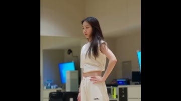 Chaewon crying in front of the  dance mentor #lesserafim