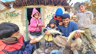 Download Lagu Fishing by Hussein and his friends; a risky return home on the verge of falling from a valley MP3