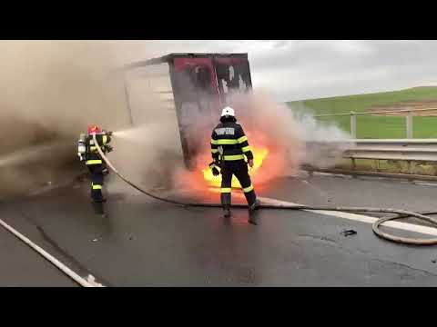 Incendiu pe Autostrada Timisoara-Arad. Tir in flacari