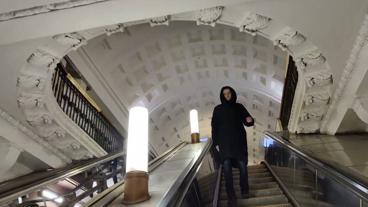 От Тверской по станции метро Охотный Ряд переход на станцию Театральная и на станцию Павелецкая