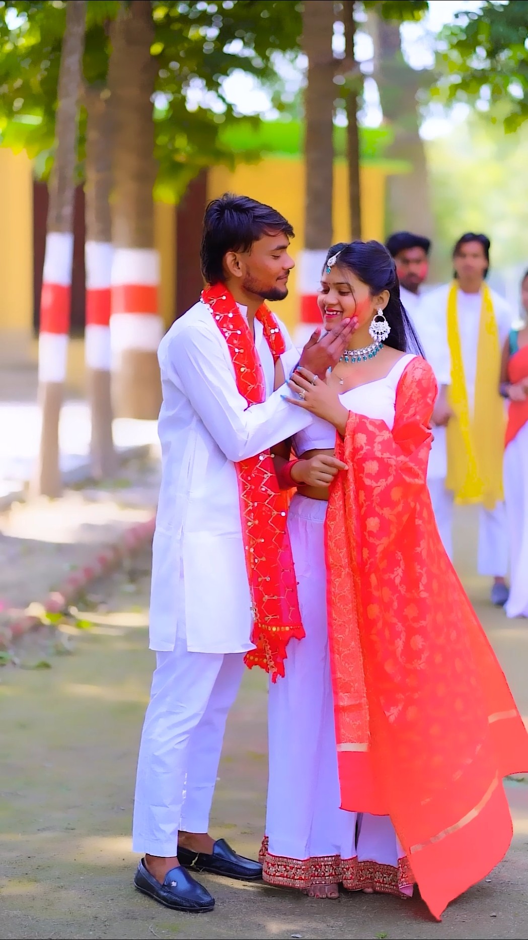 Kurti me  tere malu gulal rang bata blue ya lal