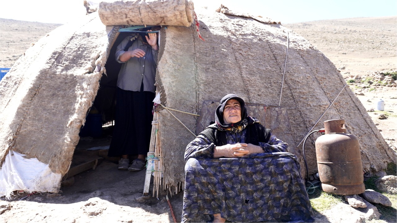 95-Year-Old Nomadic Grandmother Helps with Migration | Strength & Simplicity الحياة البدوية الأصيلة