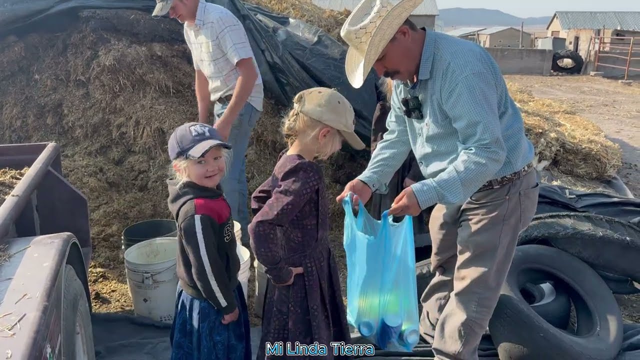 MIS HIJAS ME AYUDAN A DARLES COMIDA LA LAS VACAS Y A QUI TENEMOS PURO GANADO SEBU