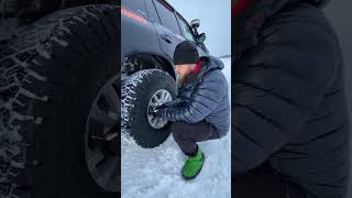 Спускаем колёса при выезде на зимник, чтобы улучшить сцепление со снегом / Видео