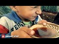 طفل عراقي يشرب الشاي بطريقة مظحكه