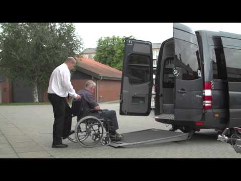 Video: Hvordan sætter du en kørestol i en varevogn?