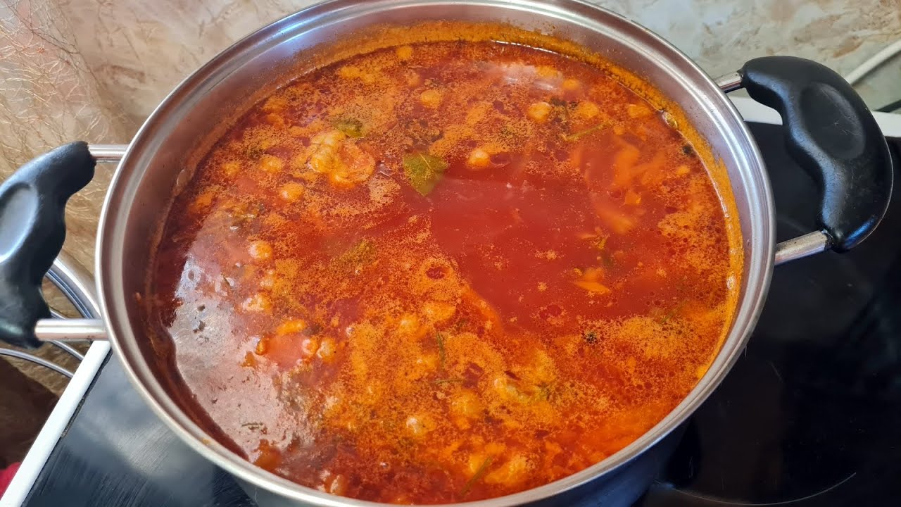 Готую велику каструлю борщу на декілька днів!