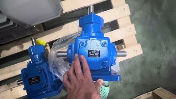 Hộp chuyển hướng trục vào phía trên, trục ra song song mặt đất , ratio 2,3