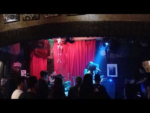 The Sneakers - Aku Di Sini | Live perdana di Twice Bar setelah pemutaran video Aku Disini