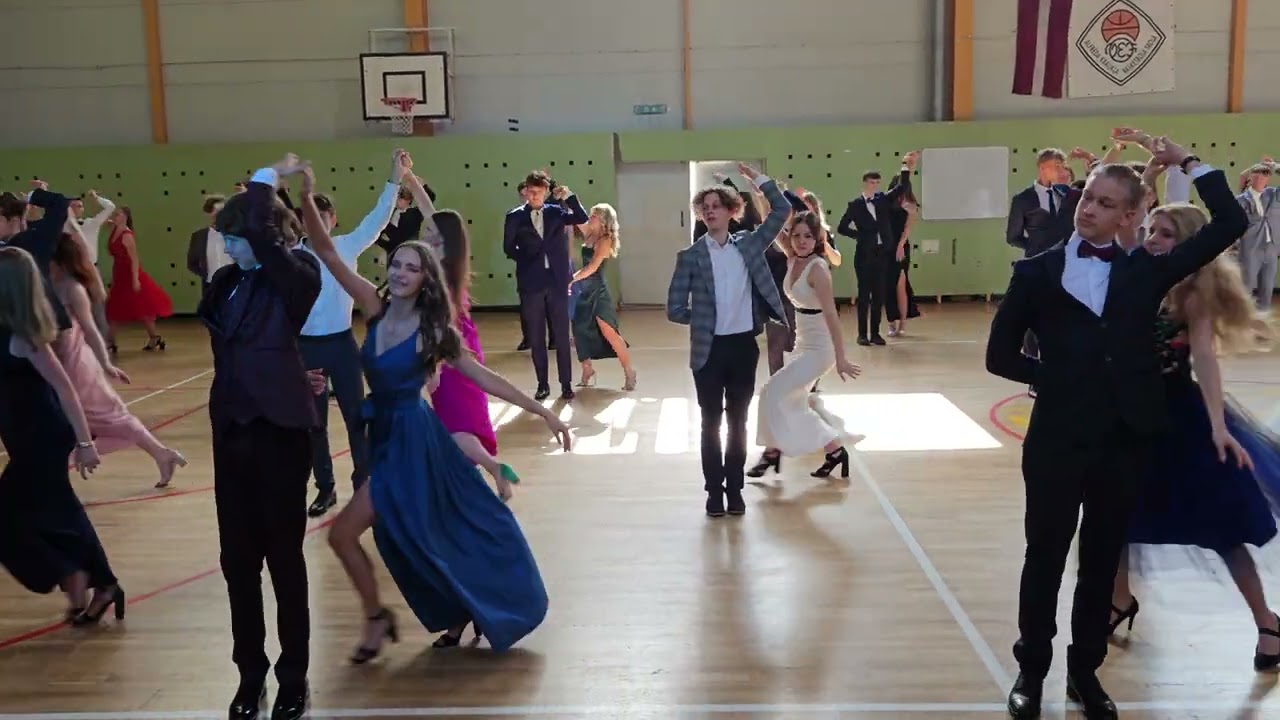 Rīgas Teikas vidusskolas 2023.gada 9.klašu izlaidums. 9A, 9B un 9C audzēkņi dejo valsi.