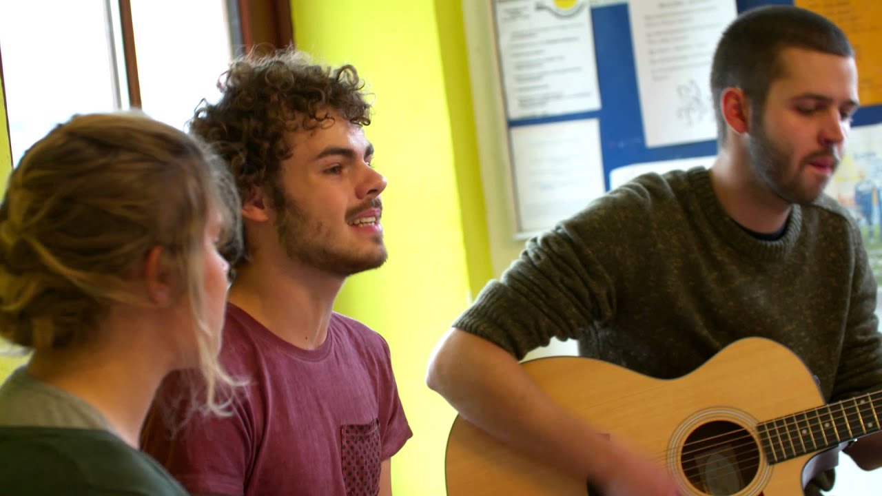 Prominente bewirten Obdachlose in Paderborn