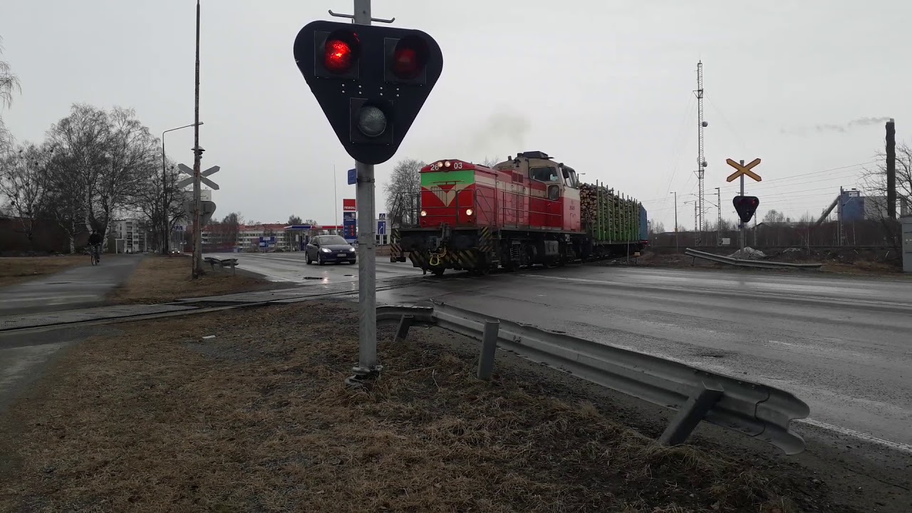 Puujuna ohittaa eteläntien tasoristeyksen