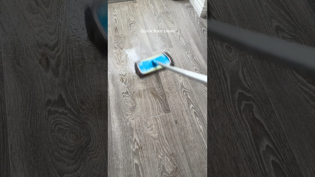 Quick floor clean 💦✨ 