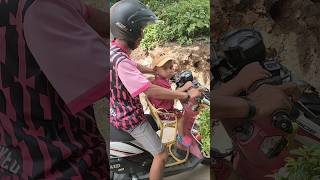 Jemput kakak di sekolah