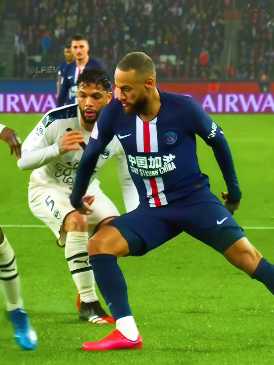 When Neymar Teaches Football 🤩
