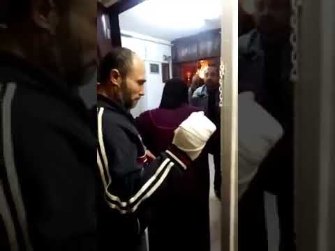 شاهد فديو بلطجي يعتدي علي جاره وزوجته وأولادهم بآله حاده والي يدافع عنهم ام البلطجي نفسه