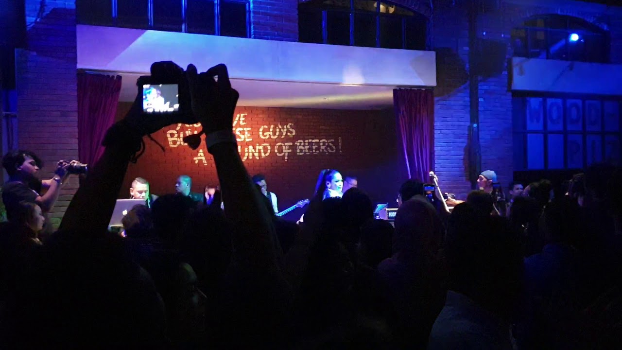 BURUNG CAMAR - VINA PANDUWINATA at BEERHALL JAKARTA