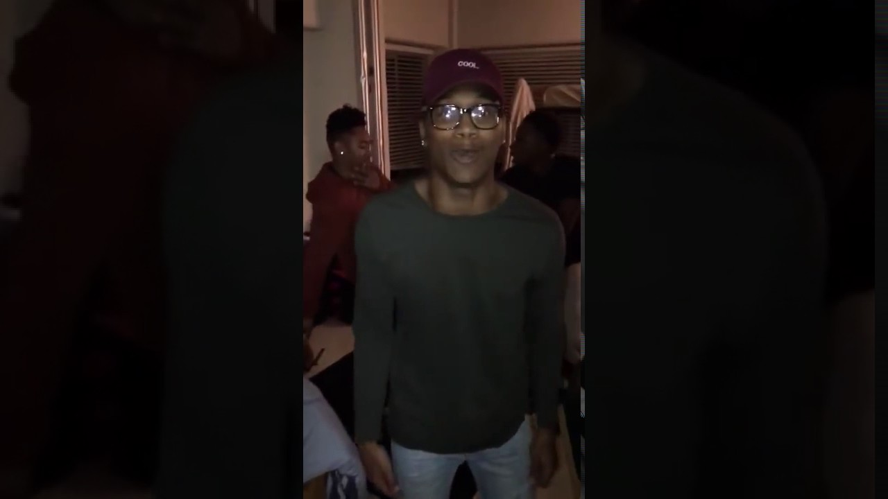 When you see a fine girl on campus 😂 - leek jack