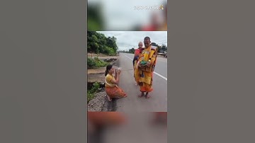 Phật tử Lào cúng dường cho các sư | Đạo & Đời