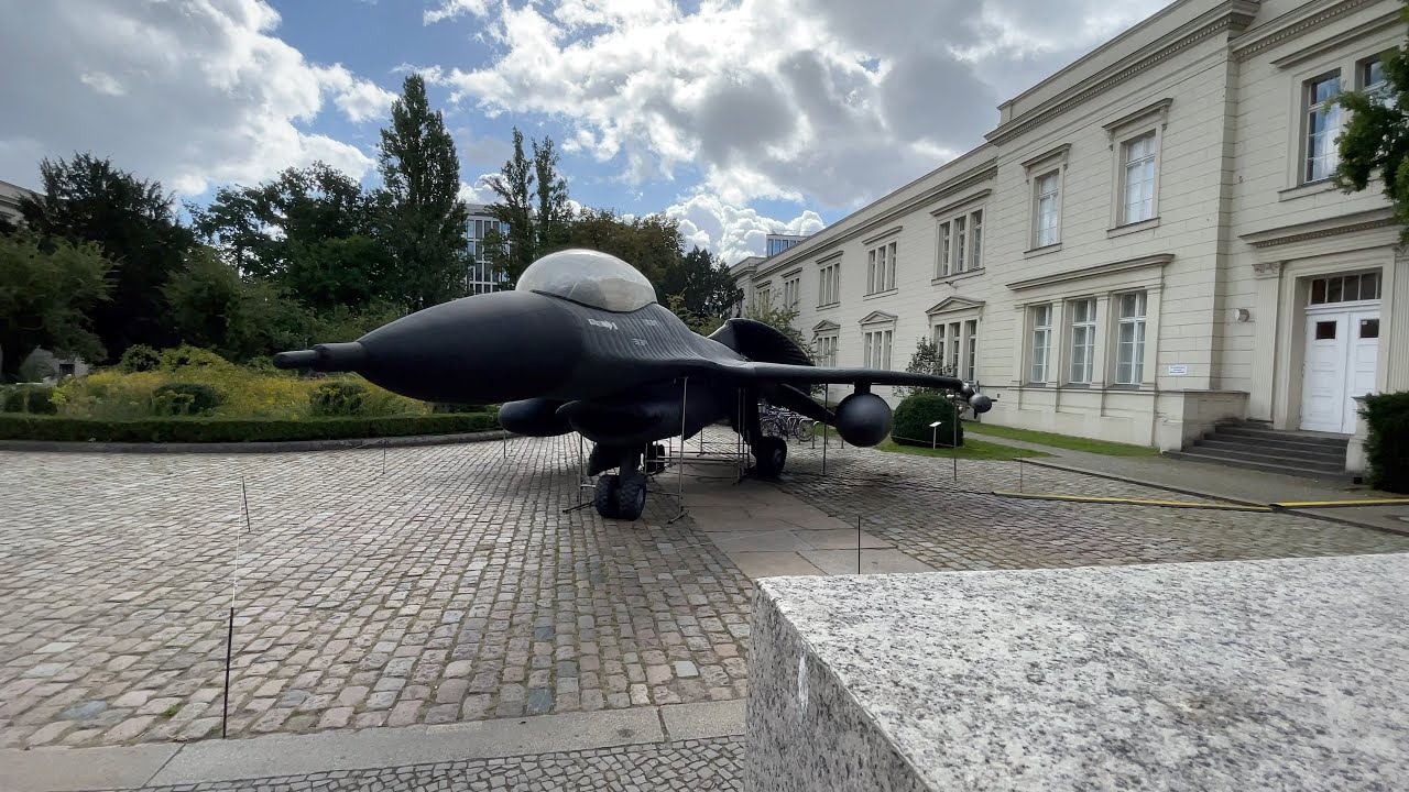 Christoph Büchel: Dummy (F-16)